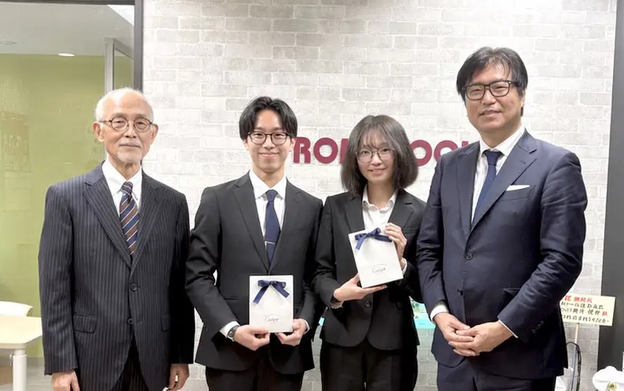 次世代の経営体制へとバトンが渡される様子（井上賢一・緒方健介・若手社員）